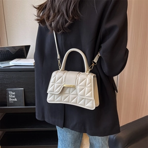 Bolso bandolera acolchado con forma de reloj de arena y hebilla dorada elegante