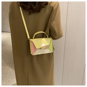 Vue détaillée d'un sac bandoulière patchwork géométrique coloré porté par un mannequin