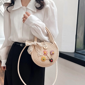 Borsa rotonda intrecciata beige con fiori 3D rosa e fiocco in pizzo elegante