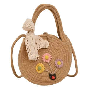 Borsa a tracolla rotonda in paglia intrecciata con fiori all'uncinetto e ciondolo