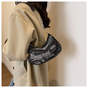 Détail du sac baguette tendance avec imprimé noir et blanc et bandoulière chaîne