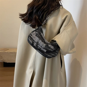 Sac sous le bras demi-lune minimaliste avec motif noir et blanc et chaîne argentée