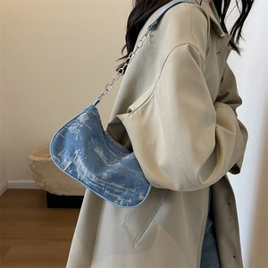 Sac sous le bras en jean bleu rétro avec détails effilochés et bandoulière chaîne