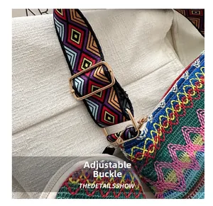 Détail de la bandoulière en jacquard coloré avec boucle de réglage en métal doré clair