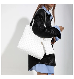 Détail du grand sac cabas matelassé blanc et de sa pochette assortie avec coutures