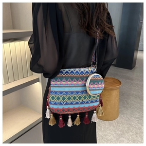Sac bandoulière tissé bohème avec motifs colorés, franges et mini pochette