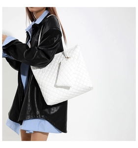 Vue détaillée du sac cabas matelassé blanc avec mini pochette pour le bureau d'automne
