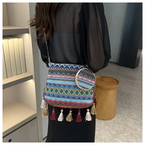 Détail du sac bandoulière tissé coloré avec glands bohèmes et motifs géométriques