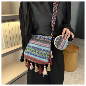 Détail du sac à bandoulière ethnique bohème avec broderie et longues franges