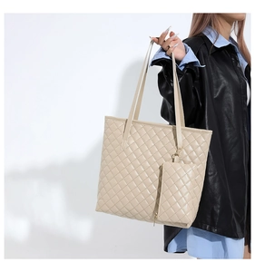 Détail du sac cabas matelassé beige avec petite pochette sur mannequin en cuir