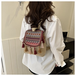 Vue détaillée du dos d'un sac à dos ethnique beige avec broderie et glands