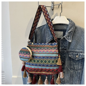 Détail du sac bandoulière bohème en tricot avec motifs géométriques et franges colorées