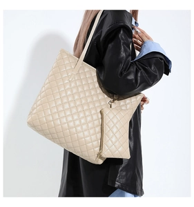 Détail du grand sac cabas matelassé beige avec sa petite pochette zippée en simili cuir souple