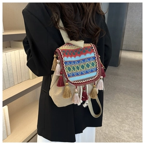 Sac à dos ethnique avec pompons colorés et motifs brodés sur toile beige de qualité