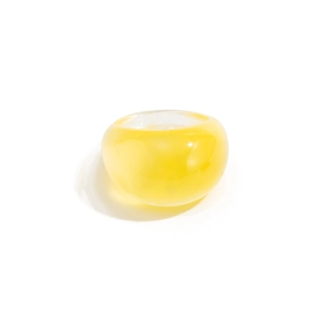 Minimalistischer klobiger zitronengelber Harzring mit glatter, polierter Oberfläche