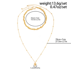 Vue détaillée du collier doré multicouche avec pendentif cœur et mesures de spécification