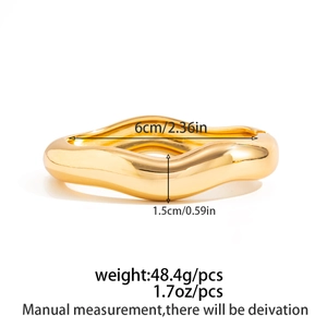 Detailed size view of gold wavy bangle with 6cm diameter and 1.5cm thickness specs