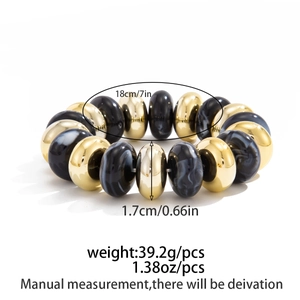 Détail du bracelet élastique 18cm avec perles dorées et perles à motif marbré