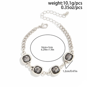 Détail du collier chaîne argentée avec cristaux noirs carrés et dimensions précises