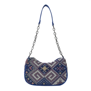 Bolso baguette étnico con patrón geométrico, ribete de cuero azul y cadena de plata