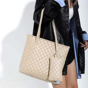 Grand sac cabas matelassé beige avec pochette assortie et fines bandoulières