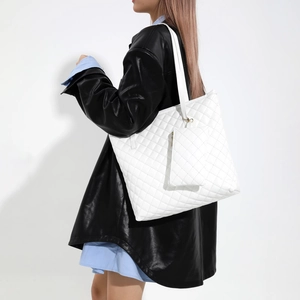 Sac cabas blanc matelassé avec pochette assortie porté à l'épaule pour femme