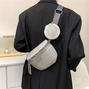 Sac bandoulière gris chic avec strass, bandoulière réglable et petite pochette