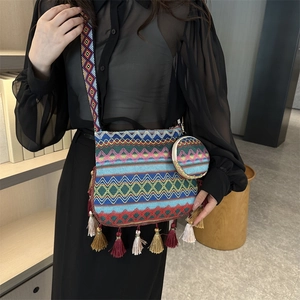 Sac bandoulière bohème avec glands colorés et sangle à motifs géométriques