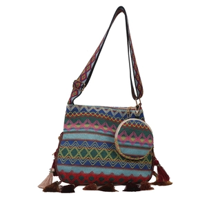 Sac bandoulière tissé ethnique avec motifs géométriques et pompons décoratifs