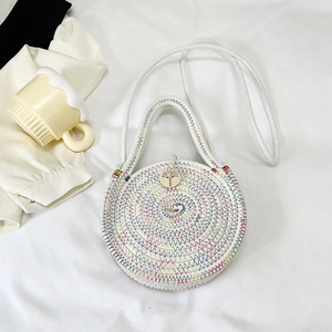 Dettaglio borsa rotonda in cotone intrecciato con cuciture colorate e bottone in legno