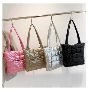 Grands sacs cabas matelassés en rose, or, argent et noir avec finition métallisée