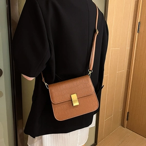 Bolso bandolera vintage marrón con patrón de cocodrilo y hebilla dorada elegante