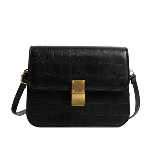 Bolso bandolera negro con patrón de cocodrilo clásico y elegante hebilla de metal dorado