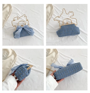 Détail du sac bandoulière en tweed bleu clair avec nœud en mousseline et chaîne dorée