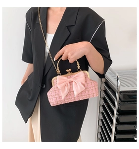 Détail du sac en tweed rose avec un grand nœud en satin et un fermoir en métal doré