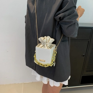 Elegante borsa a secchiello bianca da donna con tracolla a catena dorata