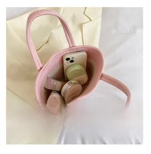 Interno della borsa a secchiello rosa intrecciata con spazio per il trucco