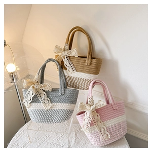Tre borse tote in corda intrecciata color kaki, grigio e rosa con grandi fiocchi in pizzo