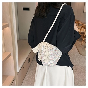 Secchiello intrecciato alla moda con fiocco in pizzo bianco e perla indossato da modella