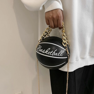 Bolso de mano de moda con forma de baloncesto negro, cadena dorada y estampado deportivo