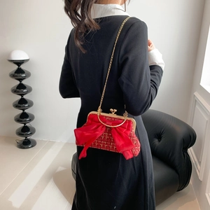 Sac bandoulière élégant en tweed rouge avec grand nœud en satin et chaîne dorée femme