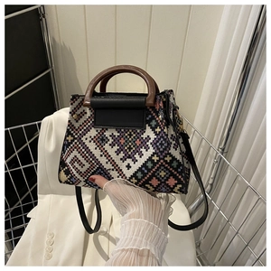 Détails du sac à bandoulière tissé rétro avec motifs et poignée en bois