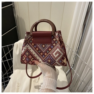 Détail du sac bandoulière vintage en jacquard avec motifs géométriques et poignée en bois