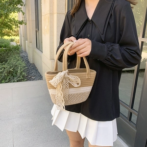 Elegante borsa a mano intrecciata con fiocco in pizzo e trama di paglia per stile estivo