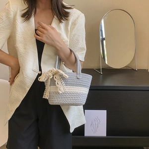 Secchiello intrecciato a quadri con grande fiocco di pizzo e eleganti strisce per donna