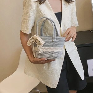 Borsa a secchiello intrecciata grigio e bianco con elegante fiocco in pizzo color crema