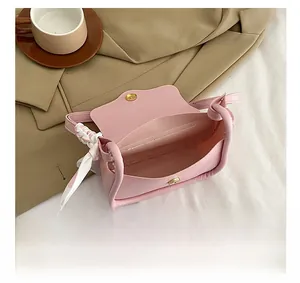 Detailansicht der rosa Herz-Mini-Tasche mit magnetischem Druckknopfverschluss innen