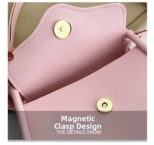 Detailansicht der rosa Umhängetasche mit goldenem Magnetverschluss und genarbtem PU-Leder-Finish