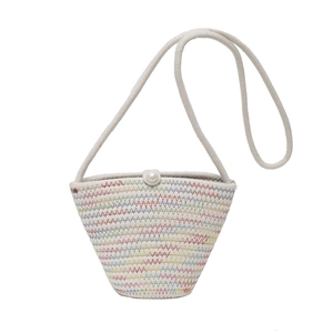 Sac seau tissé avec motifs colorés, fermeture à bouton perle et bandoulière longue