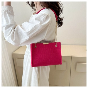 Borsa a spalla rettangolare rosa acceso effetto coccodrillo con catena dorata e chiusura